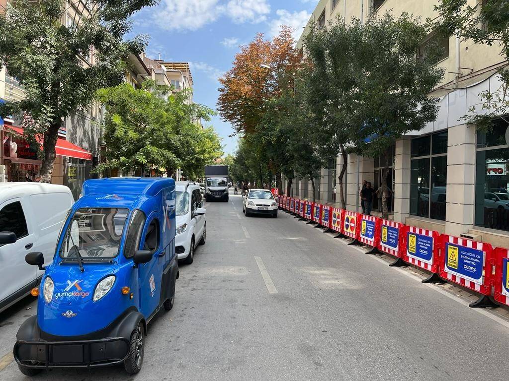 Üç şeritli caddede trafik tek şeritten akıyor