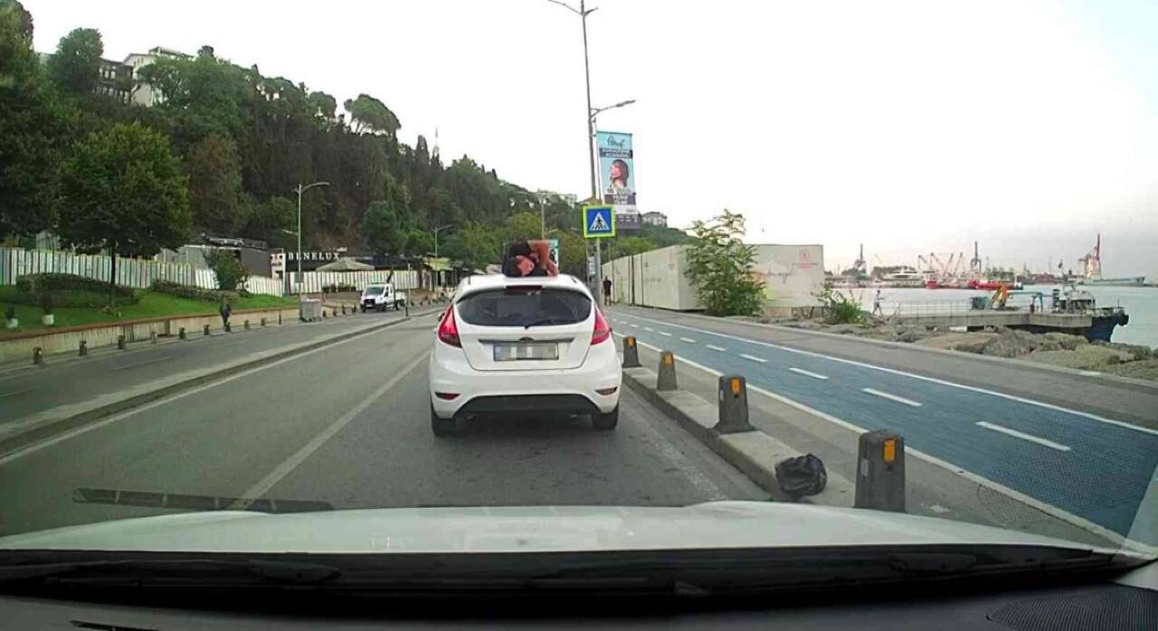 Üsküdar’da otomobil üstünde ilginç uyku