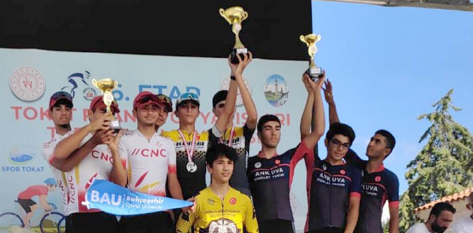 Konya Büyükşehirli bisikletçiler kürsüde