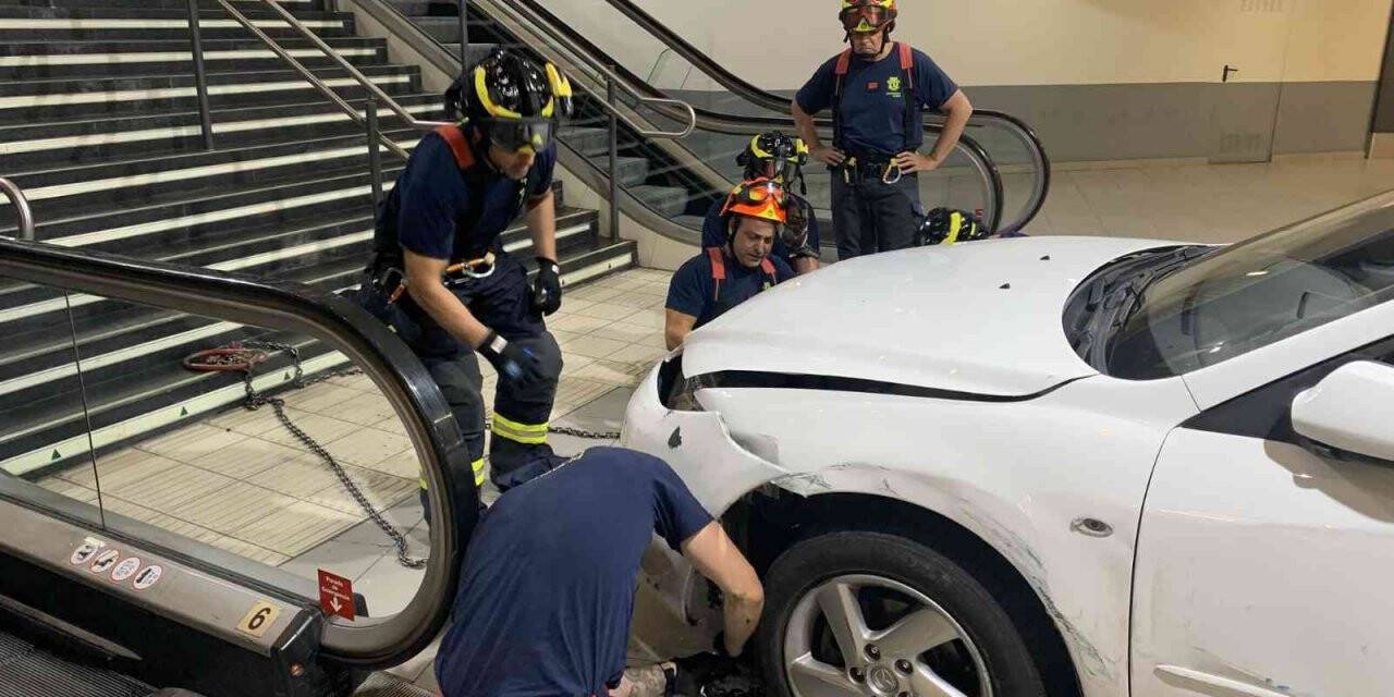 Çaldığı araçla metro istasyonunun merdivenlerine sıkıştı