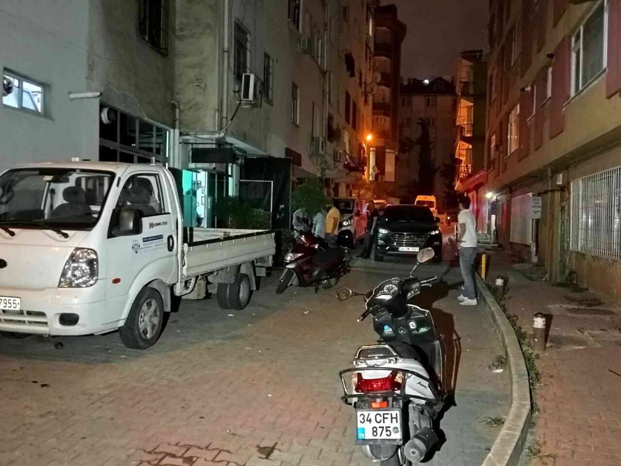 Şişli’de silahlı saldırgan husumetlilerine kahvehanede kurşun yağdırdı: 2 yaralı