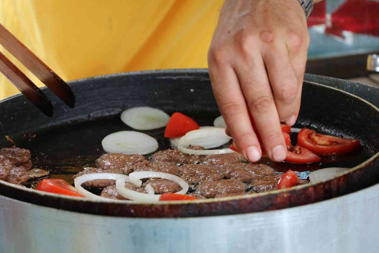 33 yıldır seyyar arabayla köfte satıyor