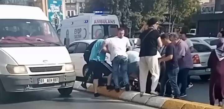 Eyüpsultan’da trafikteki sürücüler arasında yol verme kavgası kamerada
