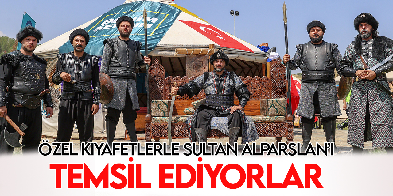 Tiyatro sanatçıları, Konya'dan getirilen özel kıyafetlerle Sultan Alparslan'ı temsil ediyor