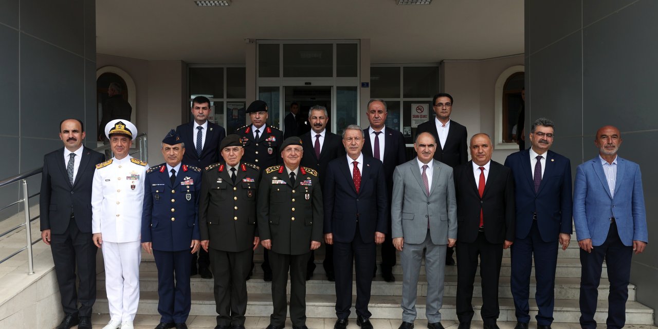 Milli Savunma Bakanı Akar, Akşehir'de ziyaretlerde bulundu