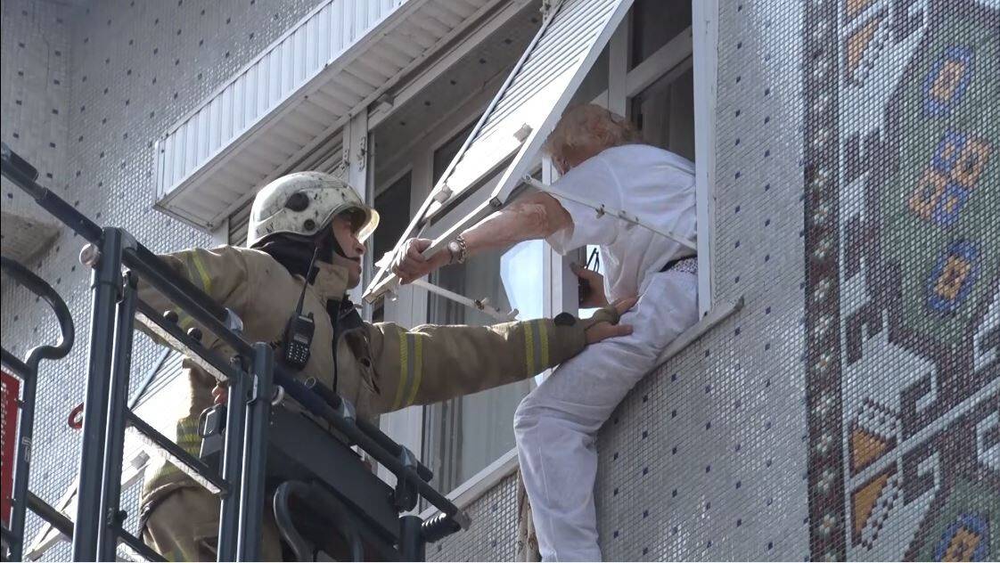 İstanbul’da film gibi olay: Bez parçalarını birleştirip aşağıya inmeye çalıştı