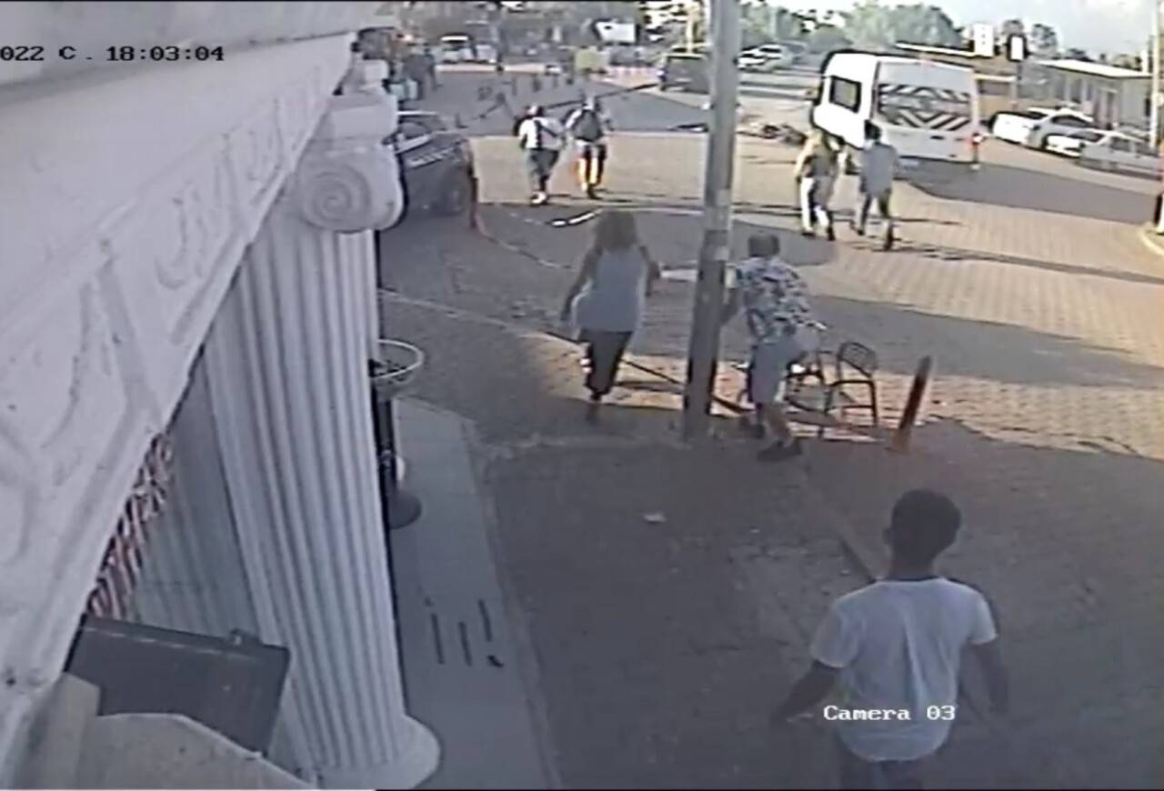 Motosiklet servis aracına çarptı: 2 yaralı