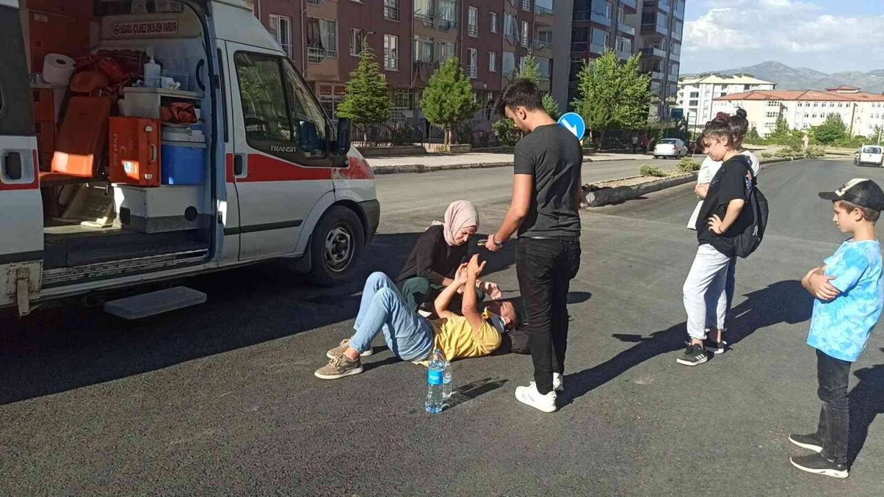 Hafif ticari aracın çarptığı yaya yaralandı