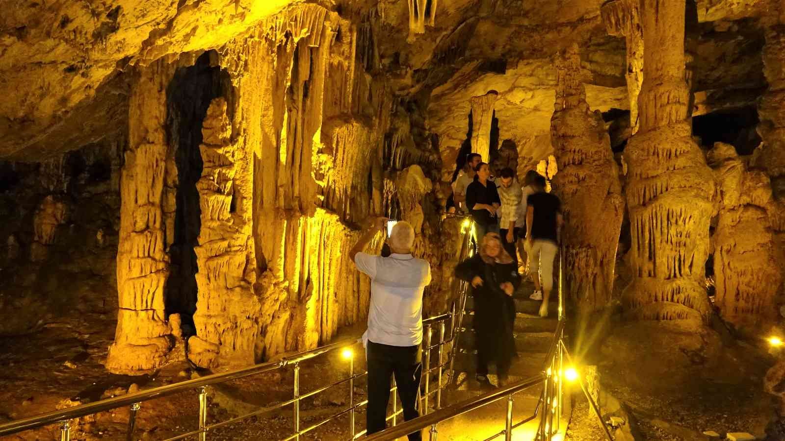 UNESCO’nun kültür miras listesinde, serinlemek isteyenler bu mağaraya akın ediyor
