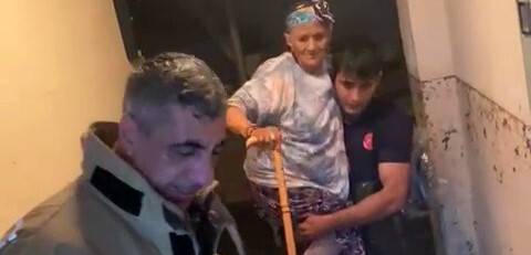 Evini su basan yaşlı kadını itfaiye eri kucağına alarak kurtardı