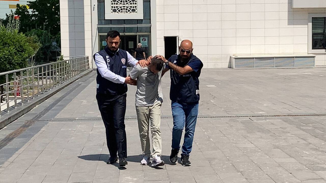 Yurtdışından getirttiği malzemelerle kırmızı reçeteli ilaç üreten şahıs yakalandı