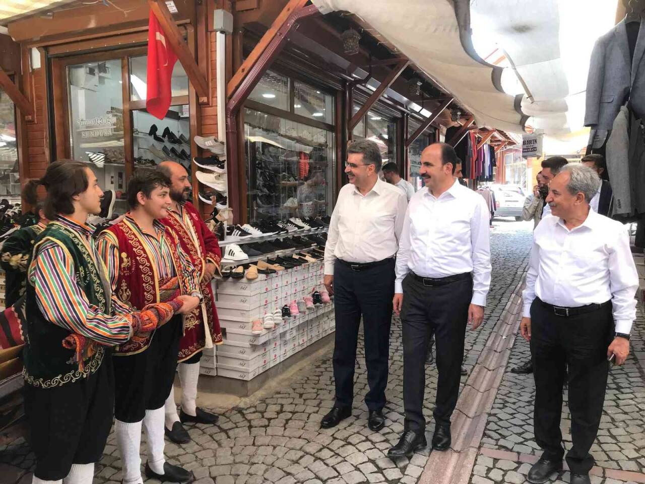 Başkan Altay: "Yaptığımız çalışmalarla altyapıyı tamamlarken ilçelerimize görsel bir güzellik de kazandırıyoruz"