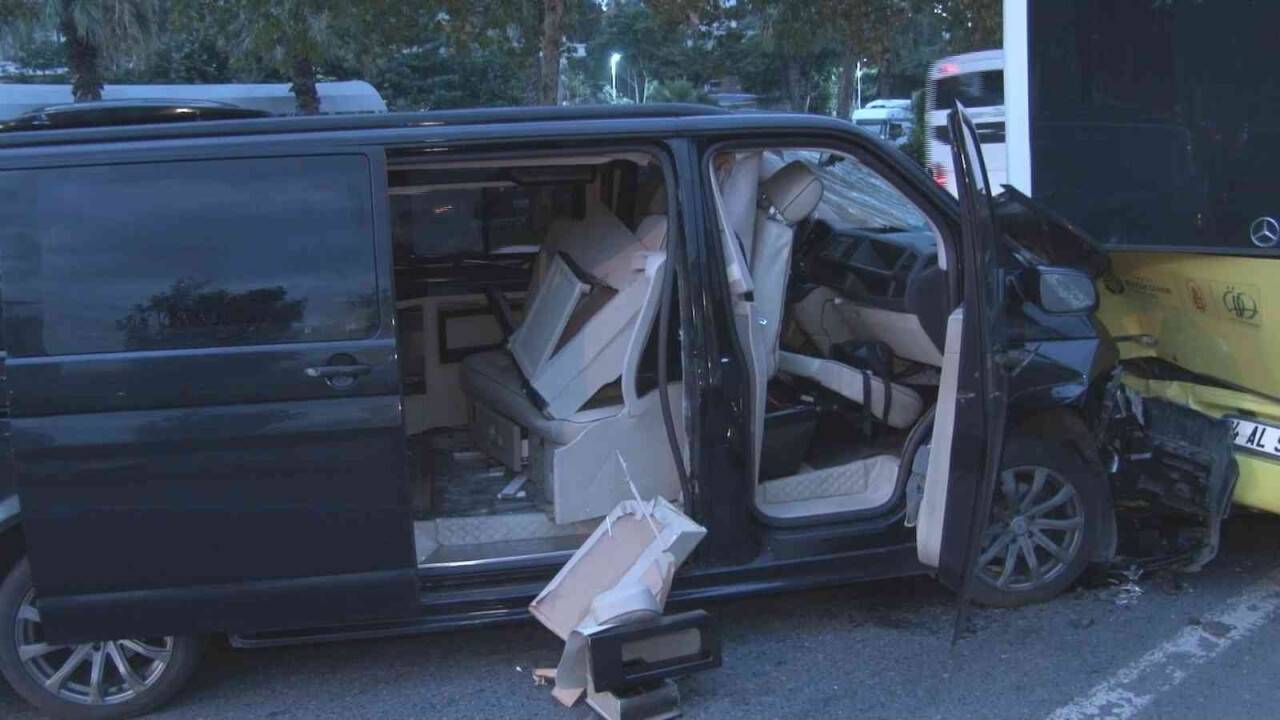 Yabancı turistleri taşıyan tur minibüsü Beyoğlu’nda İETT otobüsüne çarptı, 2 kişi yaralandı