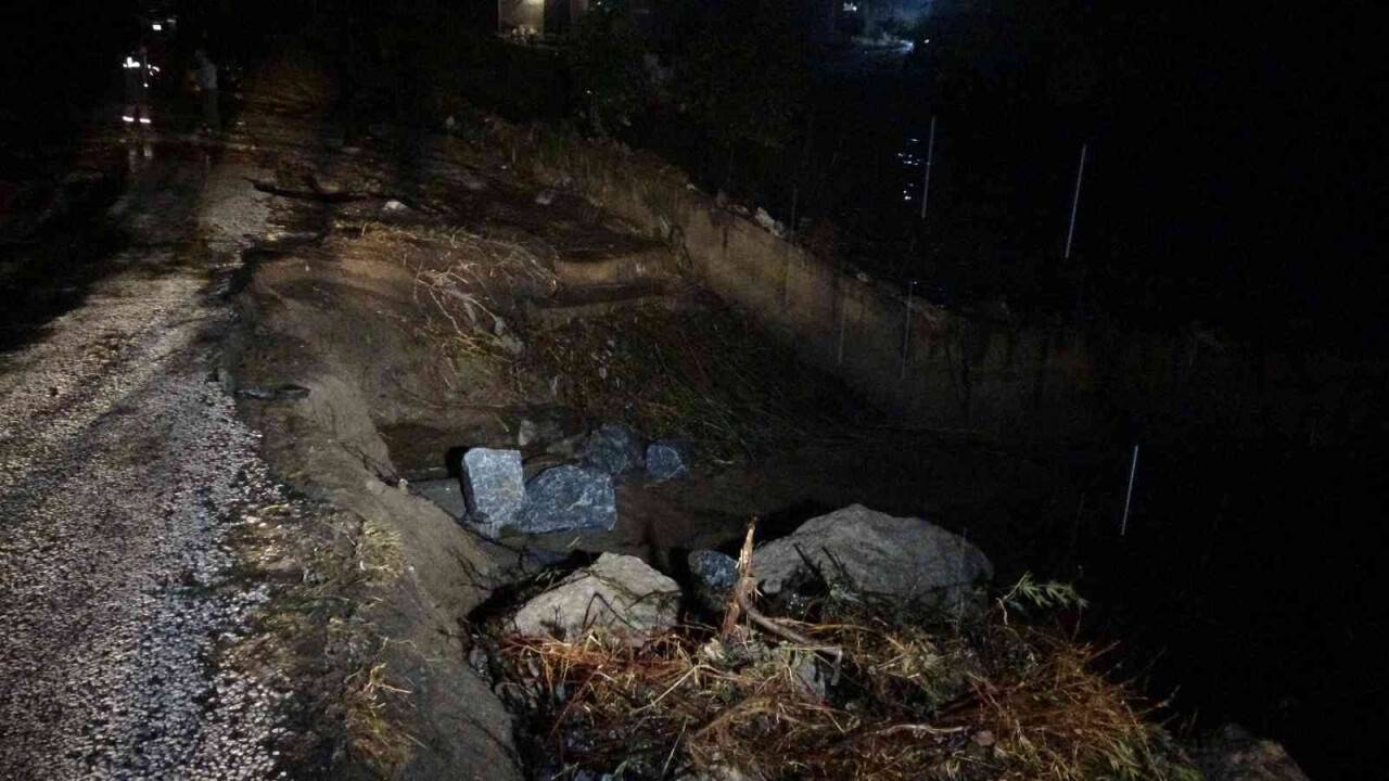 Şiddetli yağış sonrası Çanakkale’de köy yolu göçtü