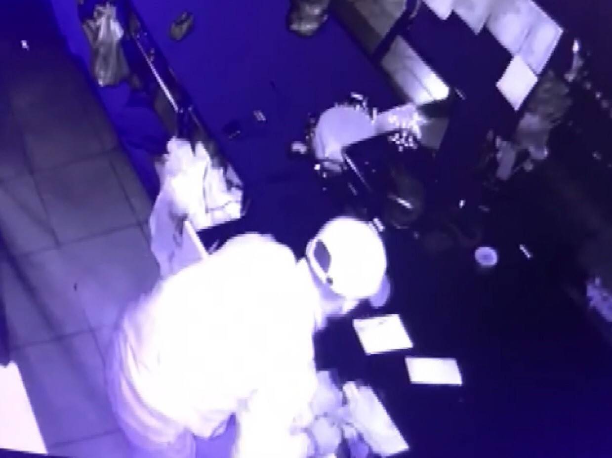 Kafeye giren hırsız sadaka kutusu çaldı