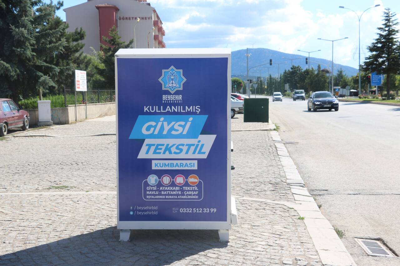 Beyşehir Belediyesi’nden giysi atık kumbarası