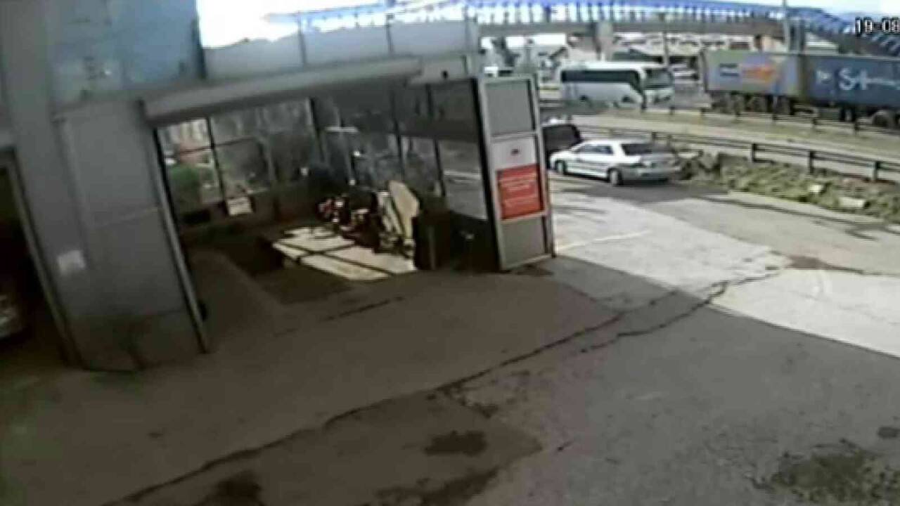 Kırmızı ışıkta bekleyen araca böyle çarptı