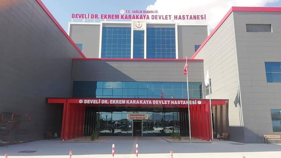 Develi’deki Dr. Ekrem Karakaya Devlet Hastanesi’nin tabelaları asıldı
