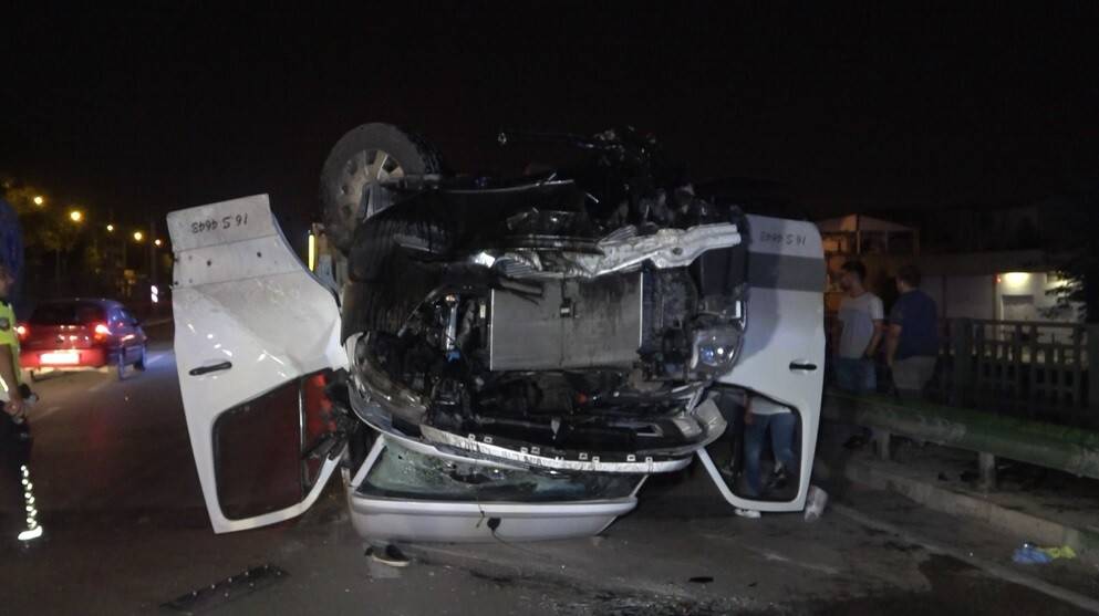 Direksiyon hakimiyetini kaybeden sürücü servis aracıyla ters döndü