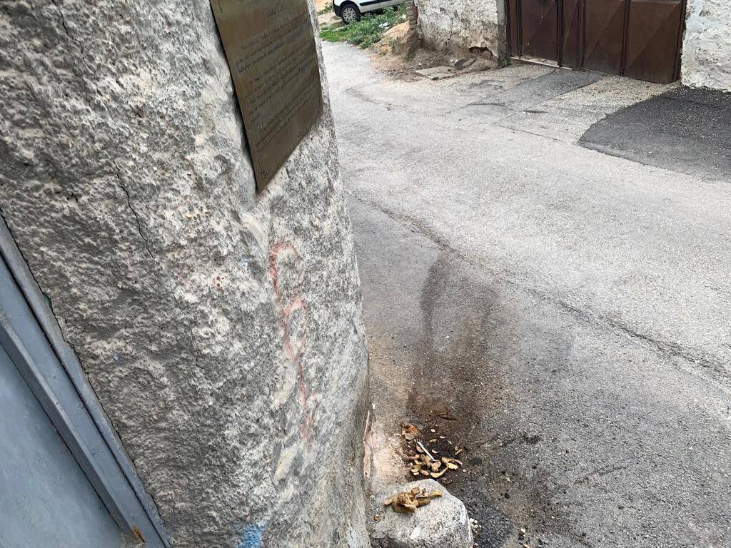 “Sadaka Taşı” çöplük oldu