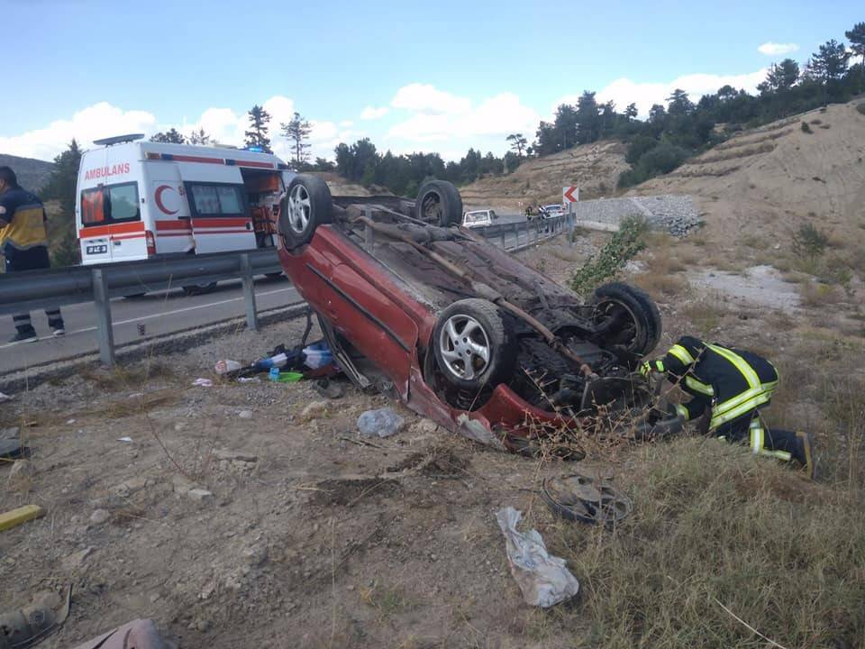 Takla atan otomobilde aynı aileden 4 kişi yaralandı