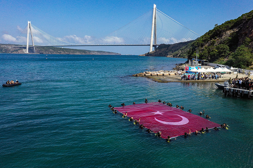 SAT komandoları engellilerle Marmara Denizi'nde "100. Yıl Zafer Dalışı" yaptı