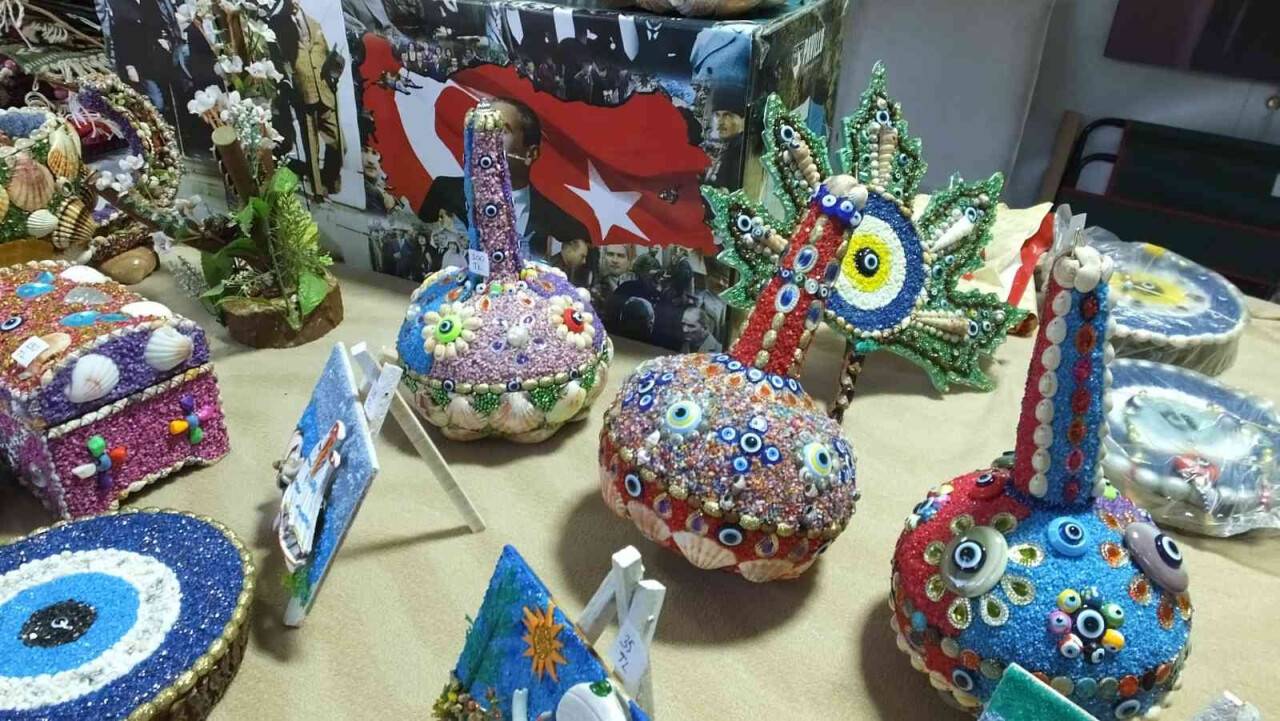 Burhaniye’de deniz kabukları emeklinin gelir kapısı oldu
