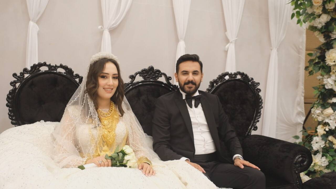 Aşiret düğününde gelin ve damada takılan takılar dudak uçuklattı