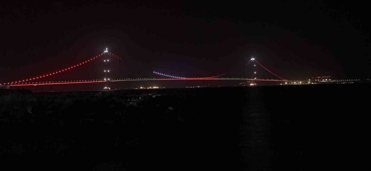 1915 Çanakkale Köprüsü kırmızı beyaz