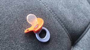 Bebeklikte uzun süre emzik kullanımı diş bozukluğuna neden olabilir