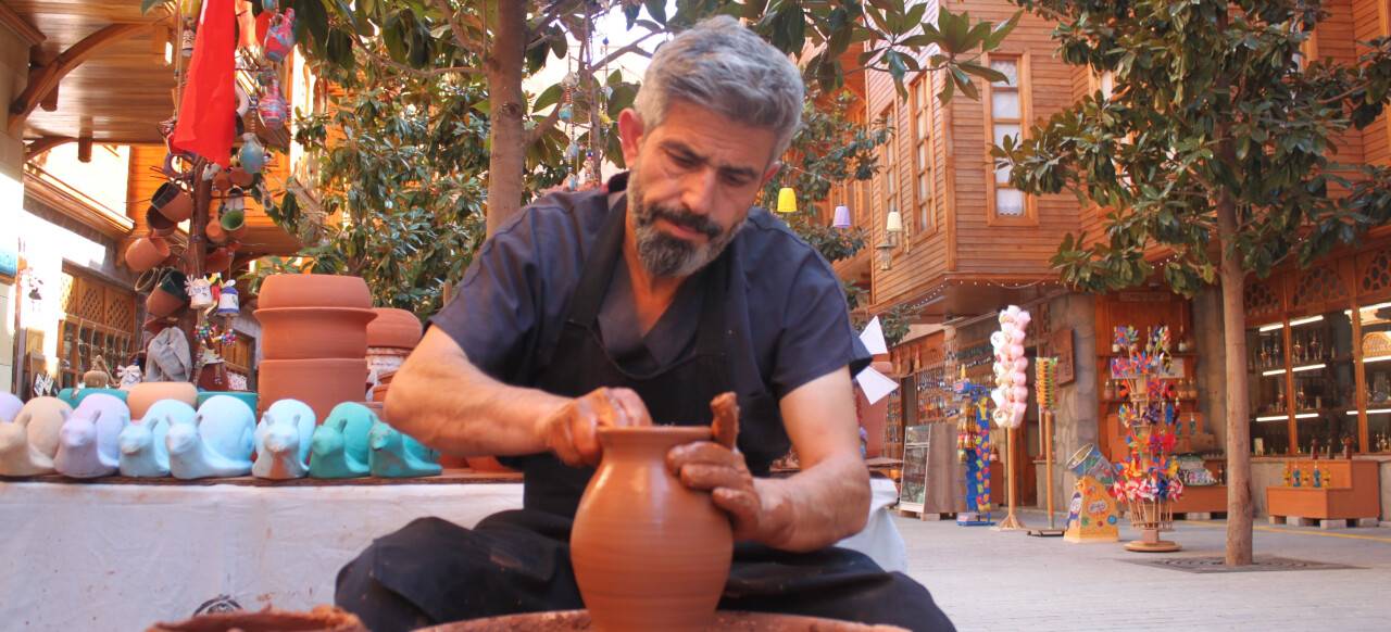 Çömlekçiliği gelecek kuşaklara aktarıyor