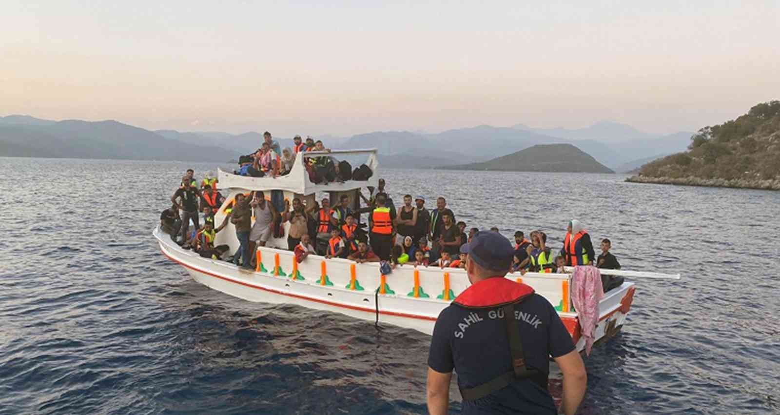 Yunanlılar balıkçı teknesinde 65 göçmeni geri itti