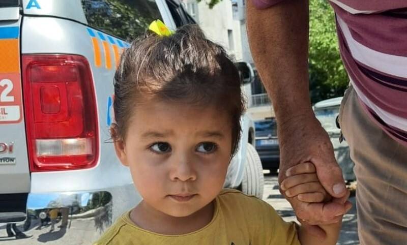 Kafası parmaklıklara sıkışan çocuk kurtarıldı