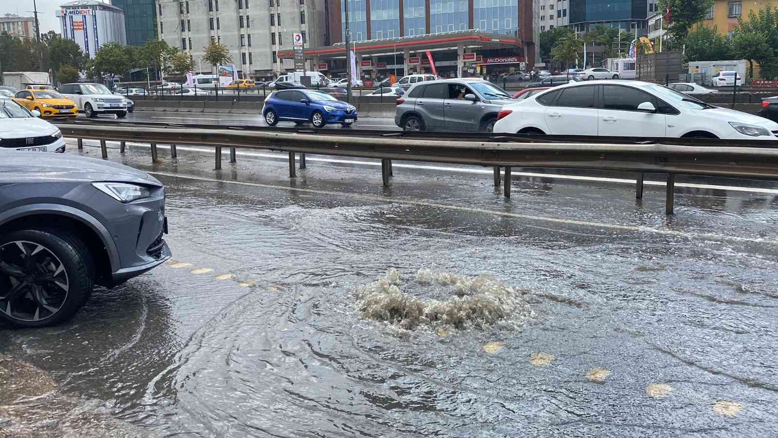 İstanbul'da sağanak yağış sebebiyle yollar su altında kaldı