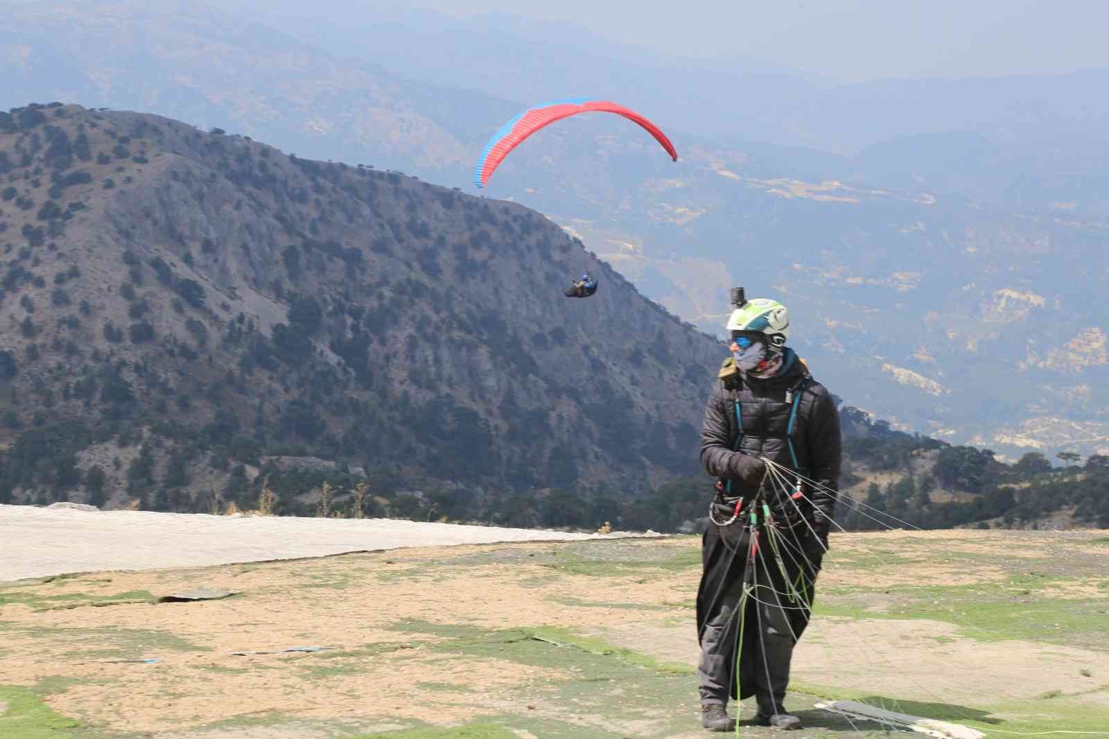 72 yaşındaki paraşütçü gençlere taş çıkartıyor