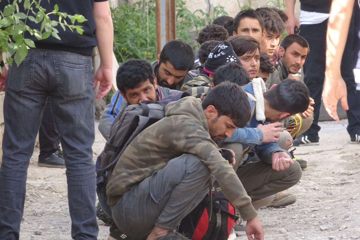 Minibüsten inip kaçmaya çalışan 13 düzensiz göçmen yakalandı