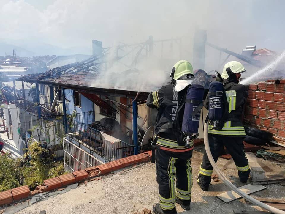 Alev alev yanan ev kullanılamaz hale geldi