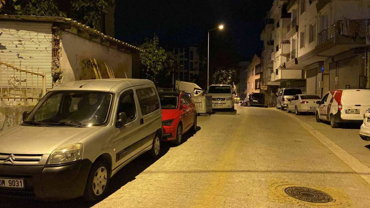 Küçükçekmece’de sokak ortasında genç kadına yumruklu tokatlı saldırı kamerada