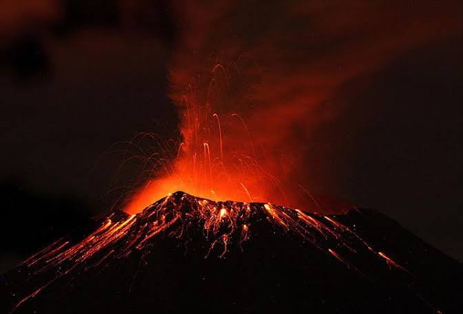 Meksika’daki Popocatepetl Yanardağı’nda patlama