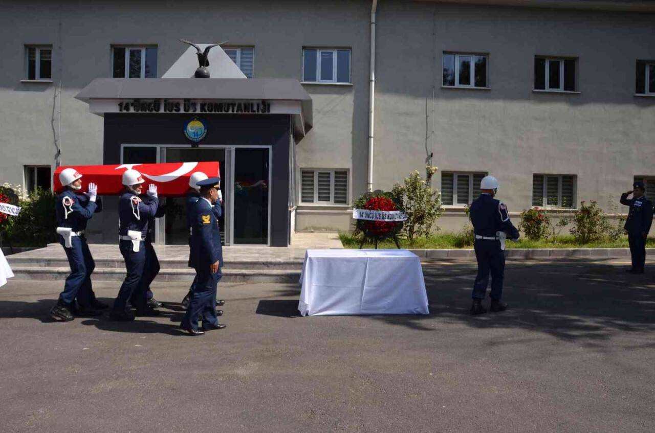 Paraşüt kazasında hayatını kaybeden iki astsubay için cenaze töreni düzenlendi