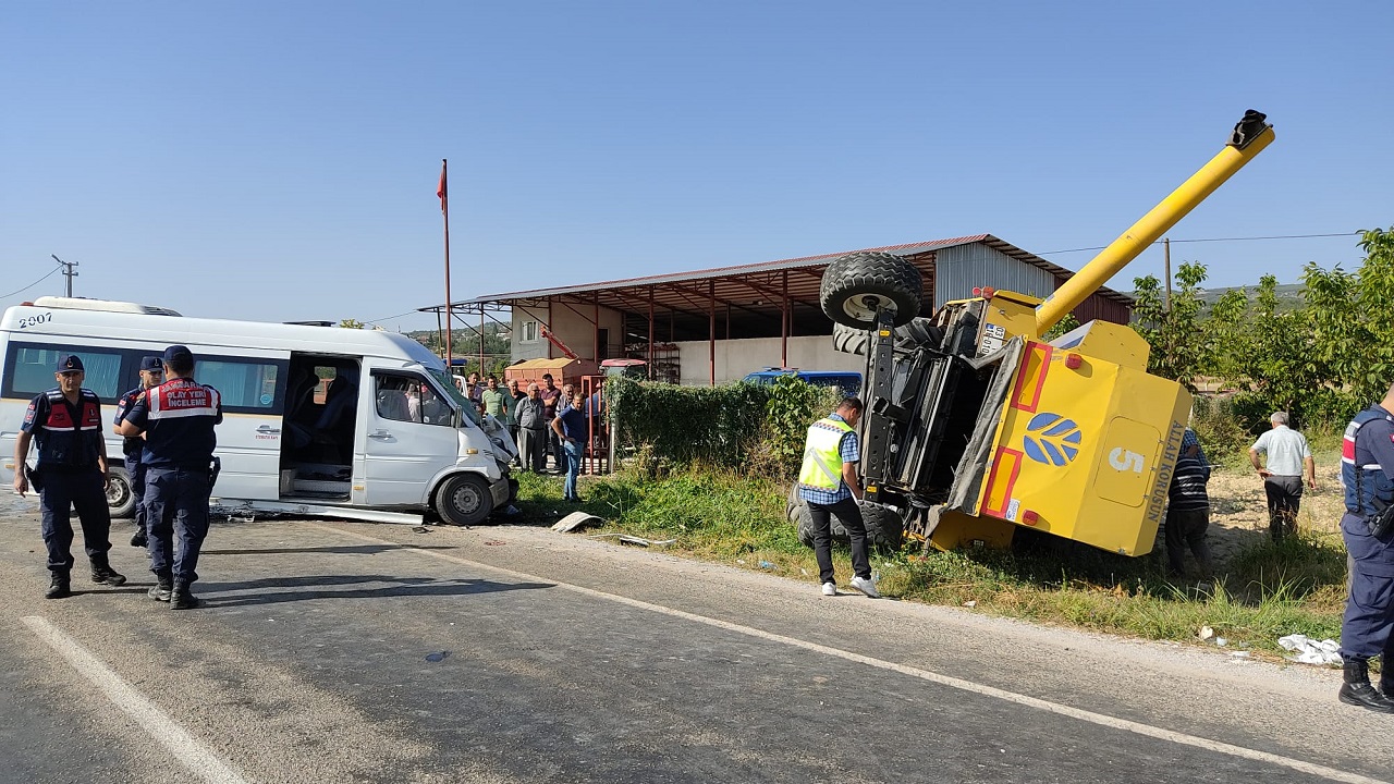 Denizli'de biçerdöver ile işçi minibüsünün çarpıştığı kazada 12 kişi yaralandı