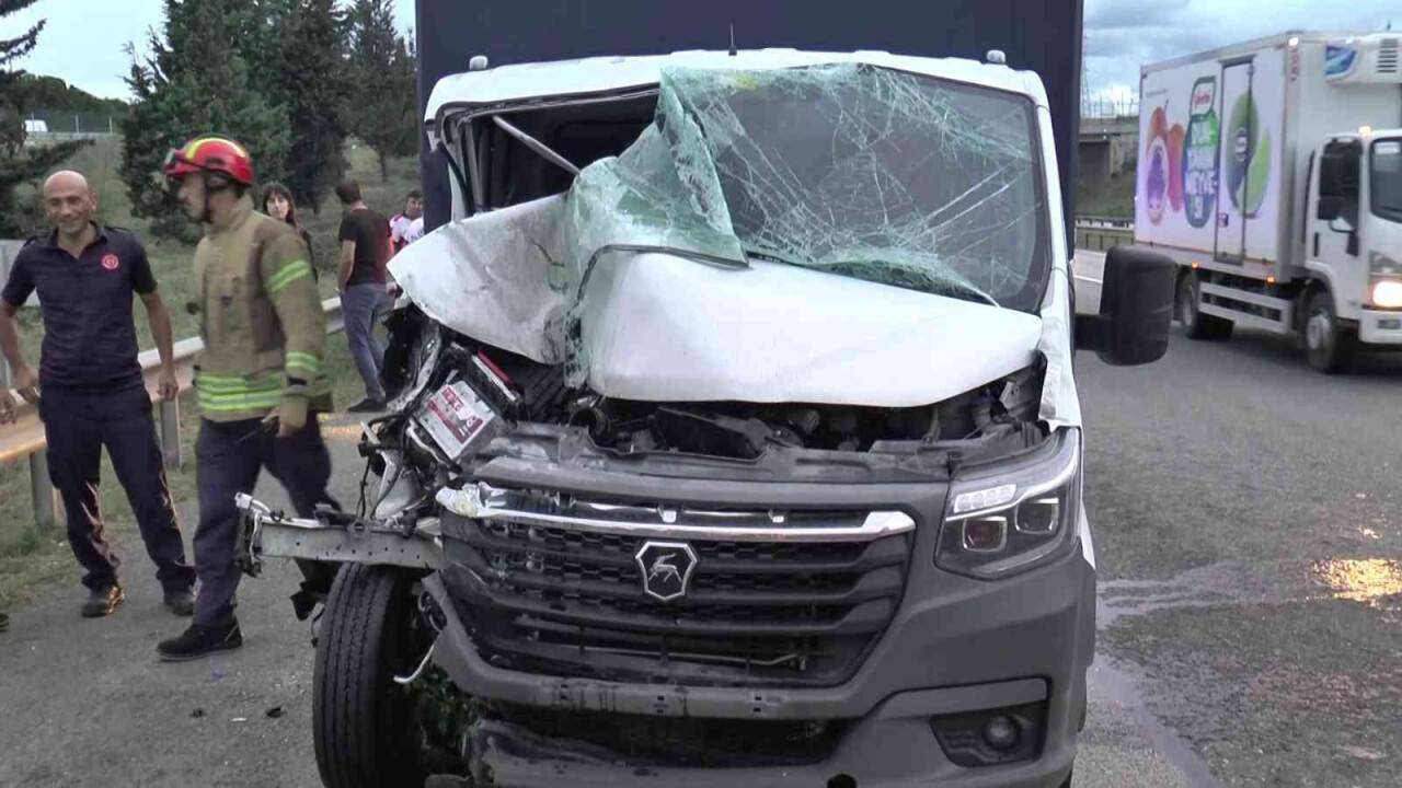 Tuzla Şekerpınar mevkisinde iki kamyonet çarpıştı: 3 yaralı