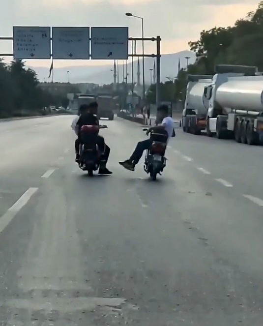Elektrikli motosiklete yan oturan sürücünün tehlikeli yolculuğu