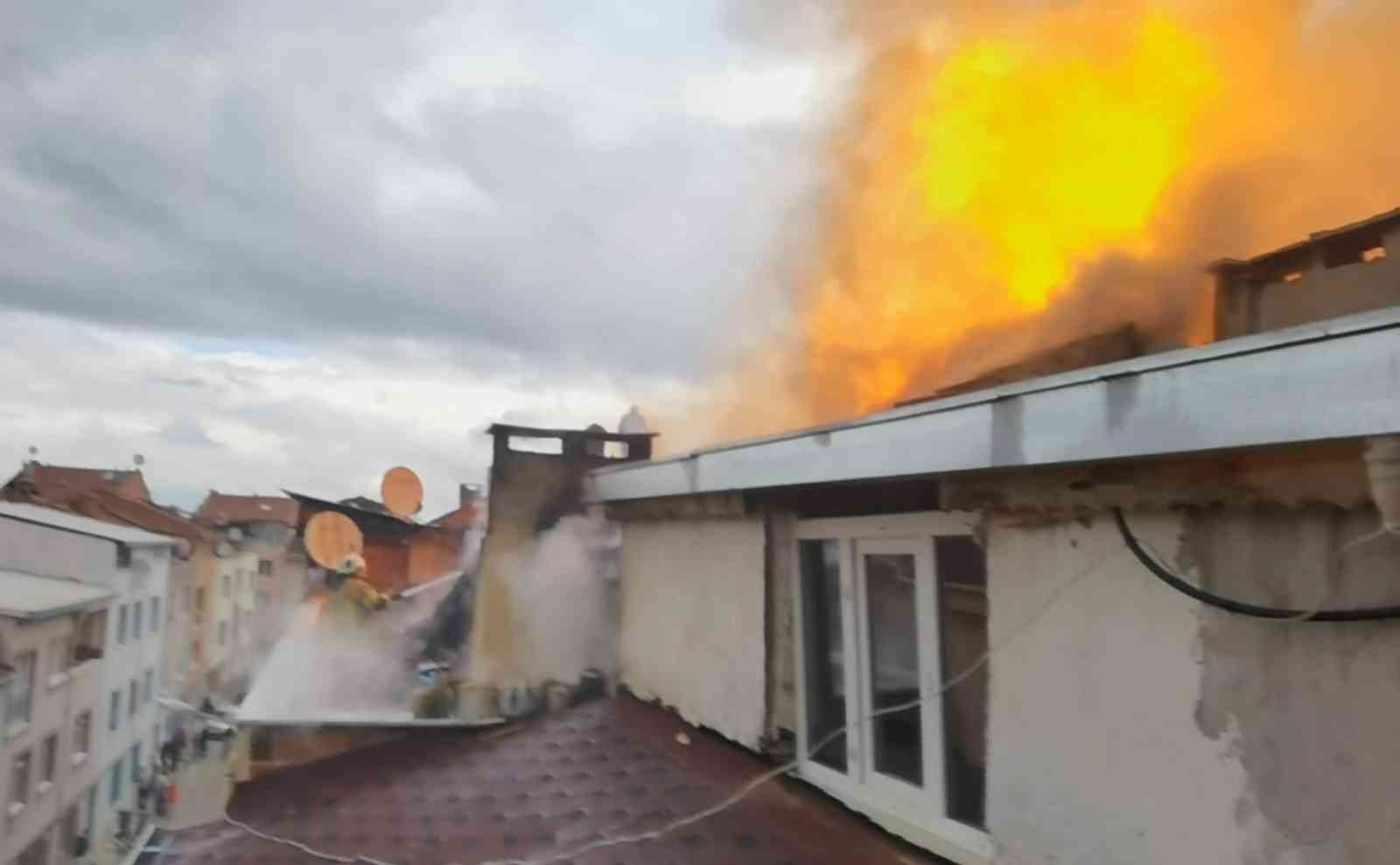 Ev yangınında patlama anı kameraya yansıdı
