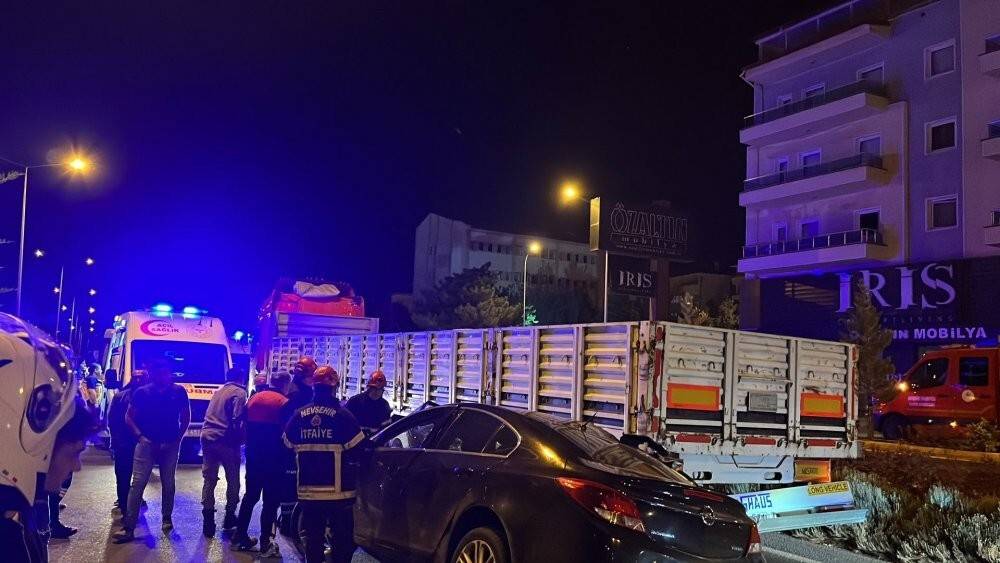 Seyir halindeki tıra arkadan çarptı: 2 yaralı