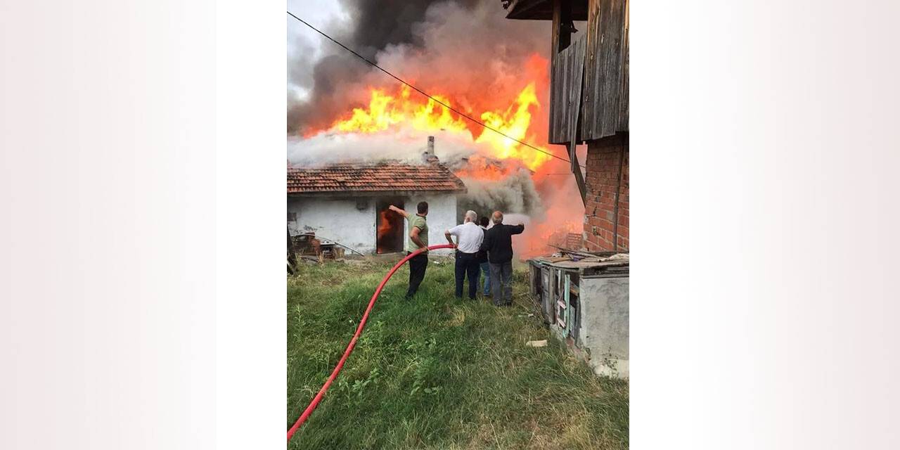 Sinop’ta çıkan yangında 5 ev ile bir ambar kül oldu