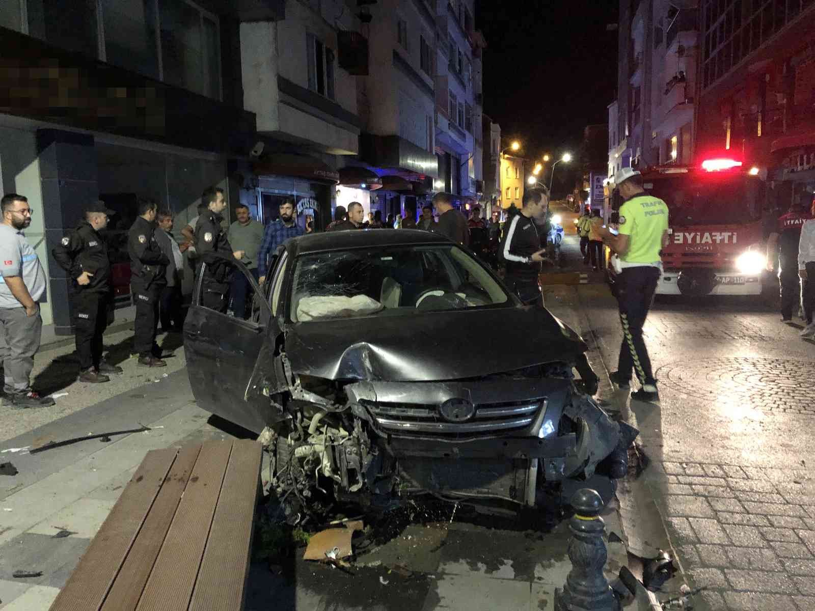 Sinop’ta trafik kazasında cadde savaş alanına döndü: 2 yaralı