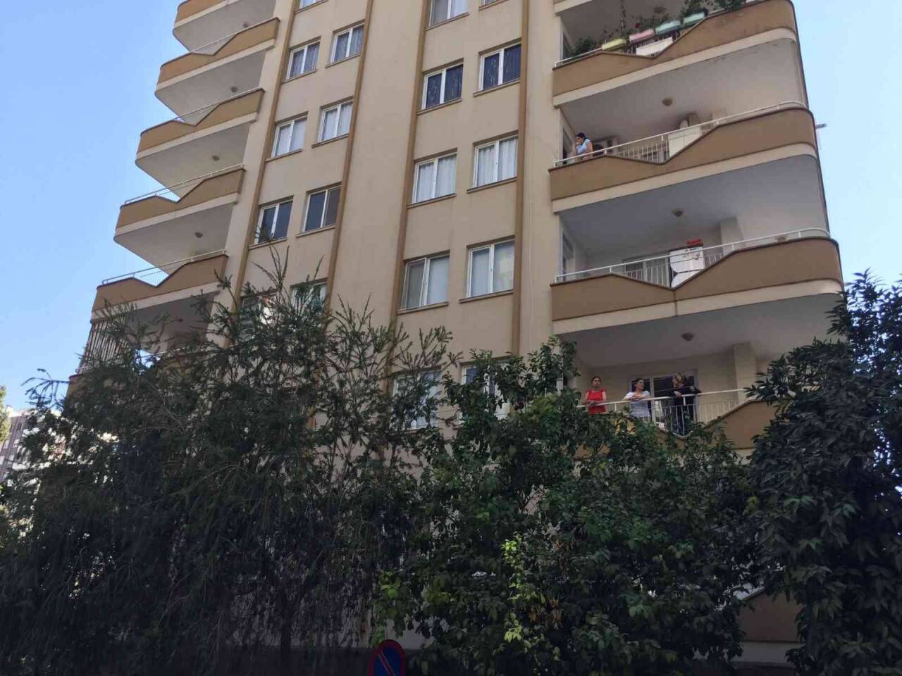 Hakim evinde tabancayla intihar etti