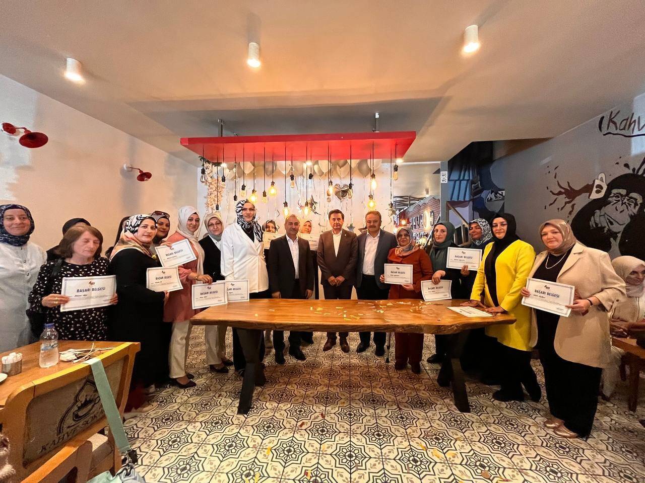 Karabük’te ilk ve ortaöğretimi bitiren 22 kadın için mezuniyet programı düzenlendi