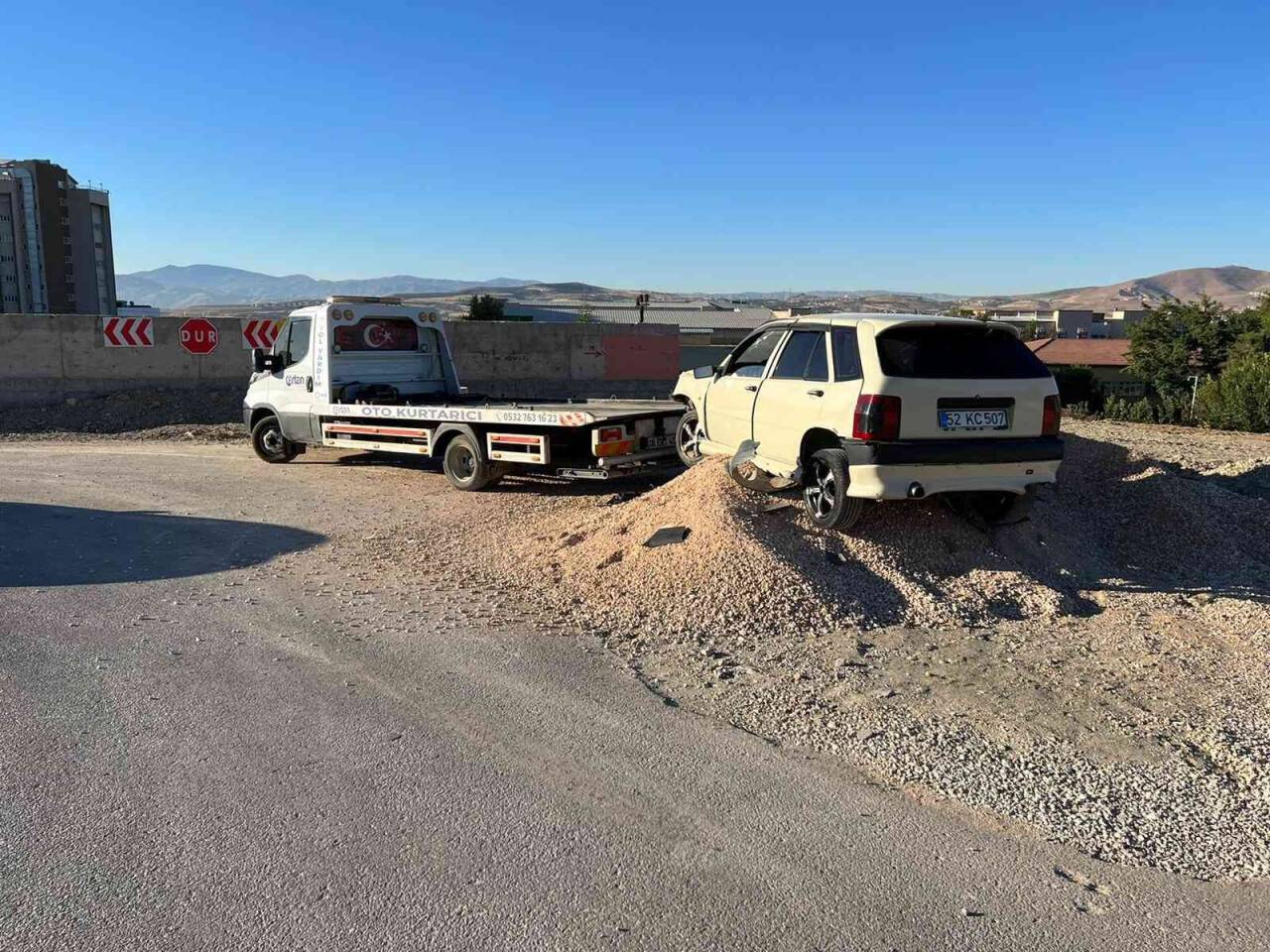 Elazığ’da otomobil kum birikintisine çarptı: 2 yaralı